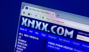 הסרת סרטוני סחיטה מינית שפורסמו נגד לקוח המשרד באתר xnxx.com