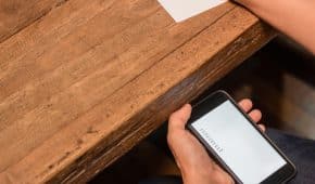 סטודנט באוניברסיטת אריאל נתפס מעתיק בזמן בחינה מטלפון חכם ולא הורחק מהלימודים