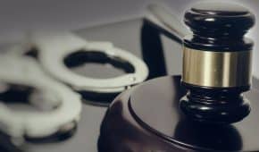 שחרור ממעצר ללא קבלת תסקיר לקוח שהואשם שתקף ופצע עובר אורח ושבר את שיניו