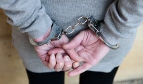 שחרור ממעצר לקוחה שנחשדה שרצחה את אמה והותירה אותה לגסוס בגפה