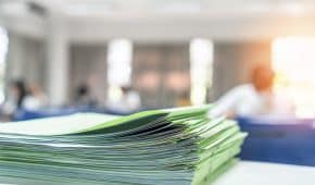 ביטול עונש הרחקה לסטודנטית שהורשעה בהונאה בבחינה במרכז האקדמי למשפט ועסקים