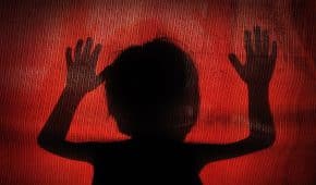 גננת שנעצרה והואשמה בתקיפה והתעללות בקטינים בגן בו עבדה נוקתה מאשמה