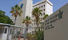 סטודנטית באוניברסיטת תל אביב העתיקה בעבודה סימנריונית ולא תורחק מהלימודים