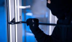 שחרור ממעצר לקוח שנחשד שפרץ לבתים באזור ירושלים וגנב מהם כלי רכב