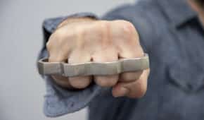 זיכוי נאשם שהחזיק באגרופן להגנה עצמית בעקבות חיפוש לא חוקי