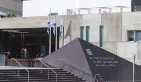 זיכוי נאשמת בתקיפת חברתה במהלך ויכוח על חוב ממשחק קלפים