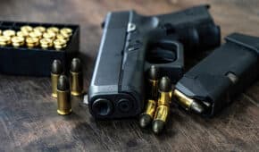 מחיקת רישום משטרתי למנהל בית ספר שנחשד בעבירות אלימות ונשק