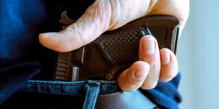 קבלת ערר על ביטול רישיון כלי ירייה ללקוח שהואשם בעבירות איומים בנשק