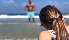 שחרור ממעצר לקוח שנחשד שסימם קטינה ואנס אותה בחוף הים בתל אביב