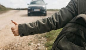 לקוח שהודה בביצוע מעשים מגונים בנערה טרמפיסטית שאסף לרכבו לא יועמד לדין