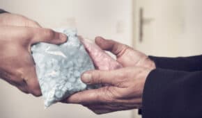 שחרור ממעצר נאשם בעבירות סחר בסמים בהיקף נרחב ללא קבלת תסקיר