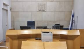 זיכוי מורה מתקיפת תלמידת בית ספר בעקבות מחדלי חקירה חמורים