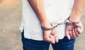 שחרור ממעצר לקוח שנחשד בעבירות אלימות נגד בתו וגרושתו תוך הפרת צו הגנה