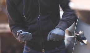 שחרור ממעצר שלושה חשודים בעבירות גניבת רכבים בעקבות התנהלות המשטרה