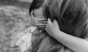 אם מסורה שהואשמה בתקיפה וביצוע מעשים מגונים בבתה הקטינה נוקתה מאשמה