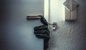 זיכוי נאשם מעבירת פריצה לדירה לאחר שלא הוכח שטביעת האצבע שנמצאה אכן שייכת לו