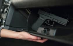 זיכוי נאשם מעבירת החזקת אקדח ברכב למרות ממצאי DNA
