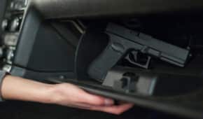 זיכוי נאשם מעבירת החזקת אקדח ברכב למרות ממצאי DNA
