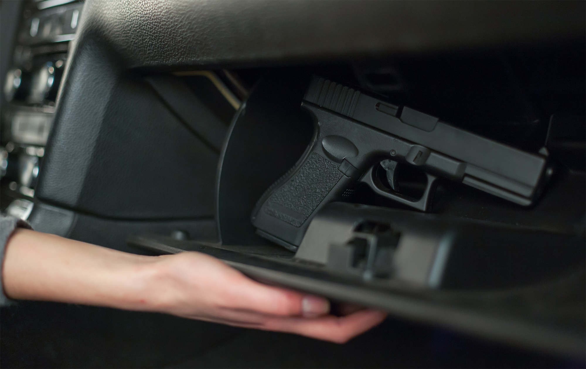 זיכוי נאשם מעבירת החזקת אקדח ברכב למרות ממצאי DNA