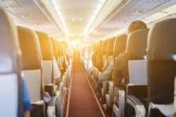יו”ר דירקטוריון של חברה ציבורית נוקה מאשמת תקיפת נוסעת בטיסה