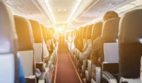 יו”ר דירקטוריון של חברה ציבורית שהואשם שתקף נוסעת בזמן טיסה נוקה מאשמה