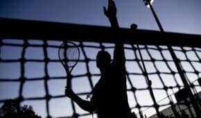 סגירת תיק פלילי למאמן טניס מוכר שהואשם שתקף מינית את בתו החורגת הקטינה במשך שנים