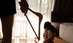 אמא מסורה שהואשמה שתקפה את בתה בת ה-9 נוקתה מאשמה