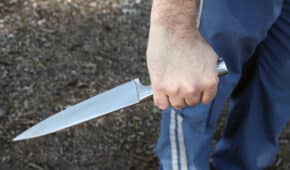 שחרור ממעצר לקוח שהואשם שאחז בסכין ואיים ברצח על מספר מתלוננים בשל כרסום משמעותי בחומר הראיות