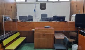 זיכוי נאשם מעבירות איומים על שופטת בית משפט לענייני משפחה
