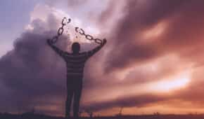 מייסד ומנכ"ל עמותה מוכרת נוקה מאשמת ביצוע עבירות מין באישה שעבדה תחתיו