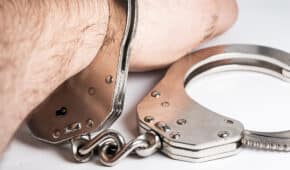 סגירת תיק פלילי למנהל בחברת תקשורת שנעצר בחשד שתקף והתעלל באשתו וילדיו