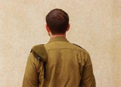 שחרור ממעצר חייל שהואשם בהתעללות בנסיבות מחמירות בצוותא