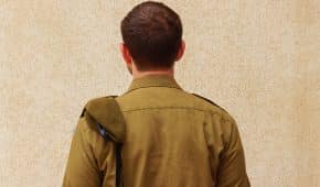 שחרור ממעצר חייל שהואשם בהתעללות בנסיבות מחמירות בצוותא