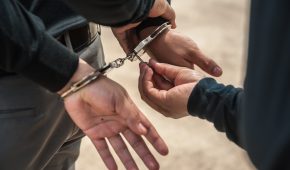 שחרור ממעצר לקוח שנעצר על ידי יחידה 105 בחשד לפגיעה מינית בעשרות קטינות