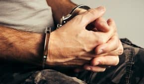 אב שנחשד בביצוע עבירות מין חמורות בבתו הקטינה במשך שנים נוקה מאשמה