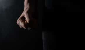 ביטול הרשעה לעובד דואר ישראל שהואשם בעבירות אלימות חמורות במשפחה