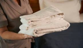 סגירת תיק פלילי ללקוח שנעצר בחשד לתקיפה מינית של עובדות ניקיון בבית מלון