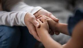 החזרת פעוטה שהוצאה בכוח מבית אמה על ידי שירותי הרווחה באשקלון