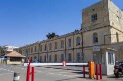 ביטול מעצר בפיקוח אלקטרוני להלום קרב שדקר בני זוג על רקע סכסוך שכנים