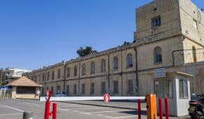 ביטול מעצר בפיקוח אלקטרוני להלום קרב שדקר בני זוג על רקע סכסוך שכנים