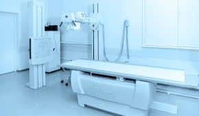 פטור מאיסור עיסוק לטכנאי רנטגן שהורשע במעשה מגונה באישה במהלך נסיעה באוטובוס