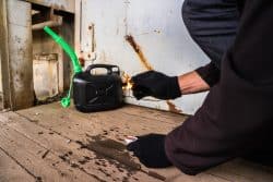 עובד שפוטר מבית קפה וניסה להציתו נידון לעבודות שירות