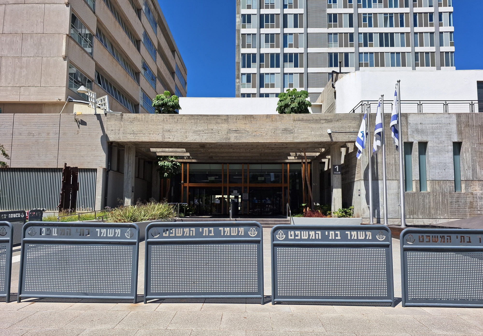 עבודות שירות לאזרח ותיק שאיים על עובדת במשרד החקלאות